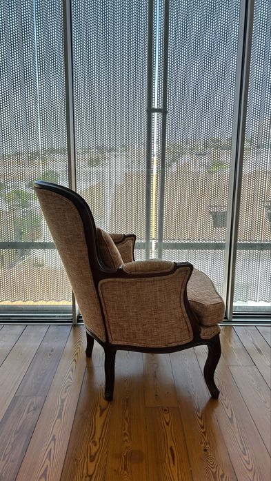 Cadeirão Clássico em Madeira Maciça – Estilo Antigo Louis XV –