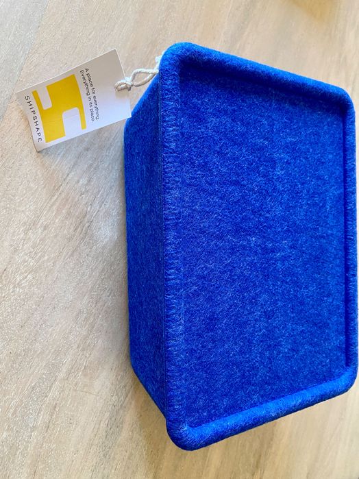 Caixa de feltro azul elétrico