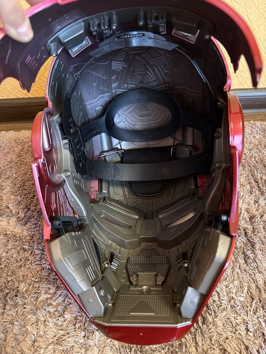 Продам колекційний шолом Iron men