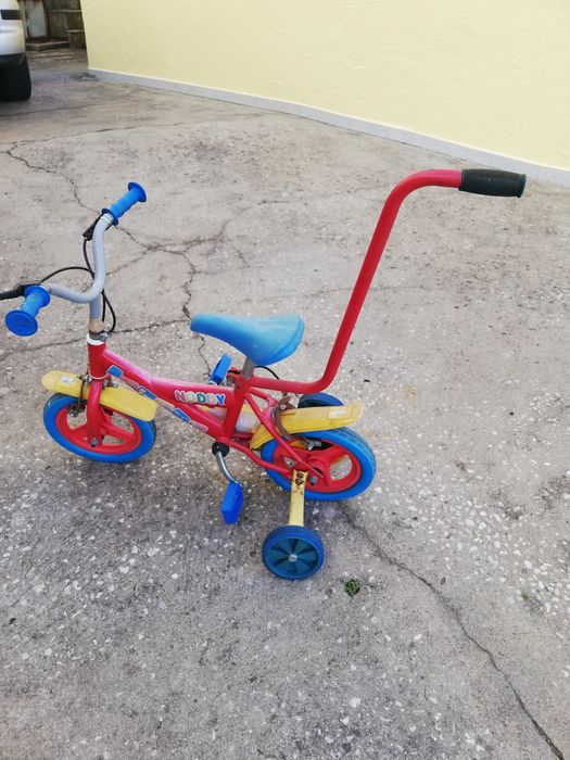 Bicicletas e quadro.