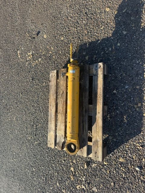Volvo L 110 F/L120F USED HYDRAULIC CYLINDER komplqetbsiłowników do ładowarki