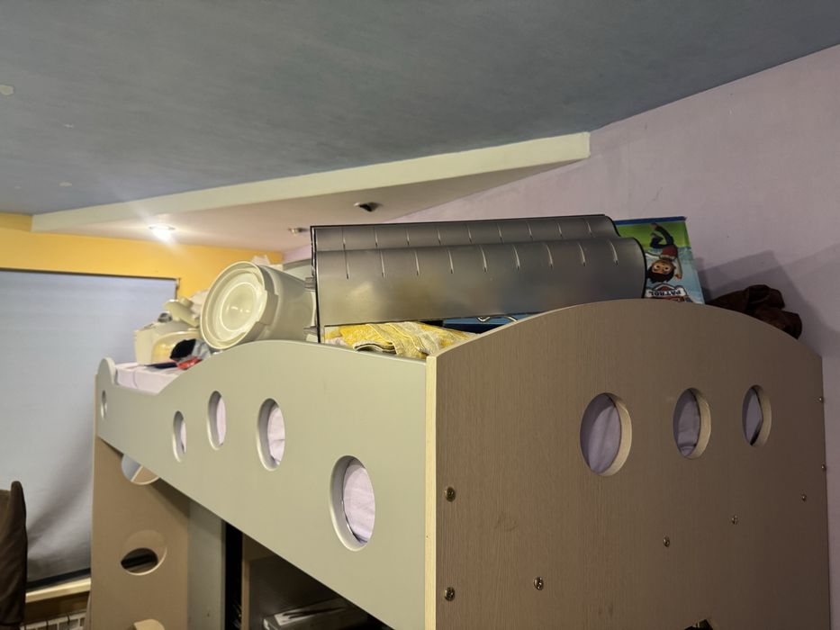 Дитяче двоповерхове ліжко з шафою та столом