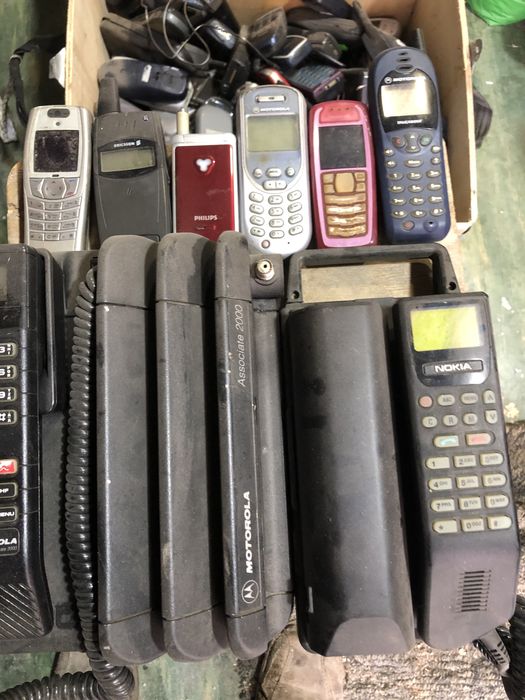 Коллекция мобильных телефонов примерно 200  моделей.