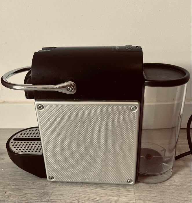 Cafeteira Nespresso Essenza Mini (KOENIG) – como nova