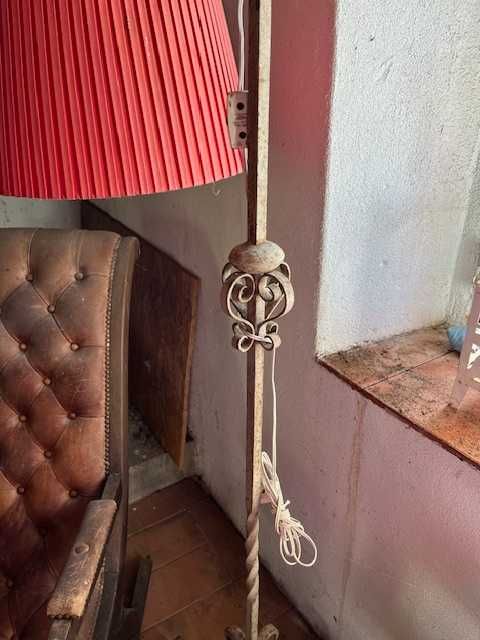 Candeeiro de pé em ferro trabalhado