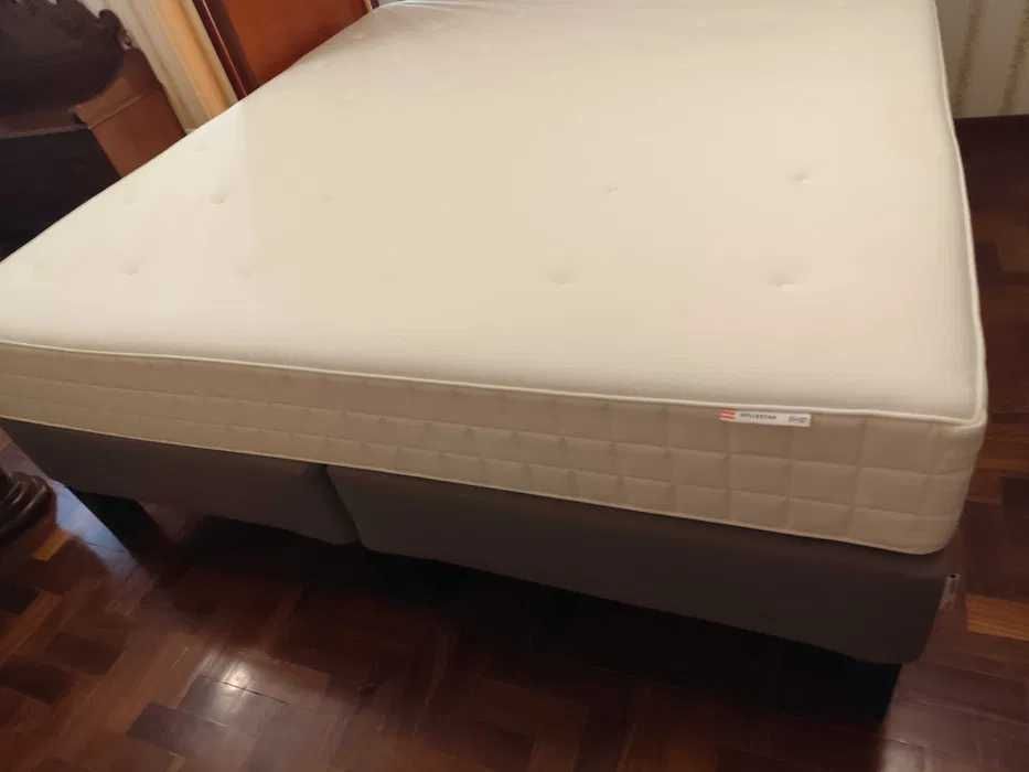 Cama Ikea de casal larga com colchão de molas ensacadas, como nova.