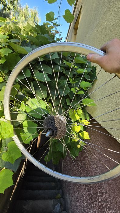 Колеса 28 дюймів касета, тріскачка, динамовтулка переднє