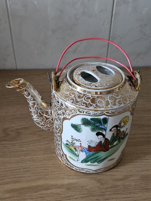 Bule e chávenas antigo