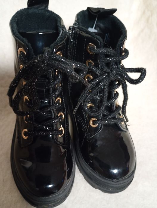 Lakierowane , ocieplane trzewiki rozm 24