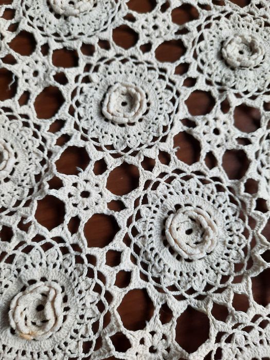 Selling a crocheted tablecloth431195603170109444