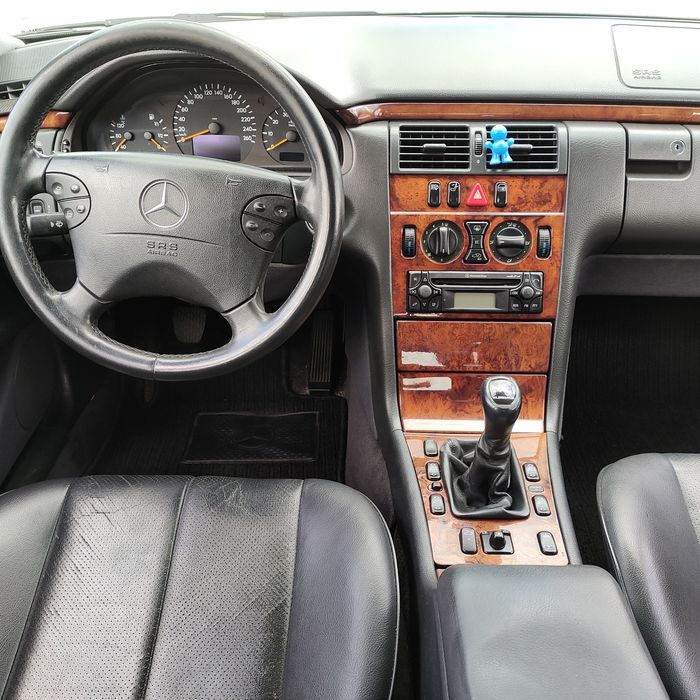 Mercedes-Benz E 200 — fotografia 3
