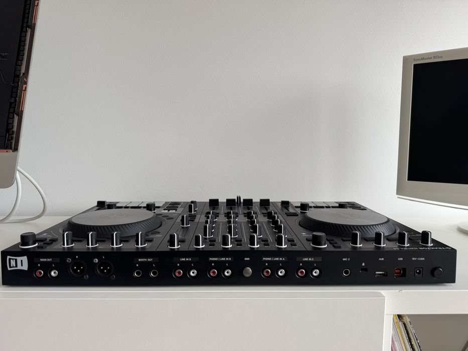 Traktor Kontrol S4 MK3 + Mala Magma