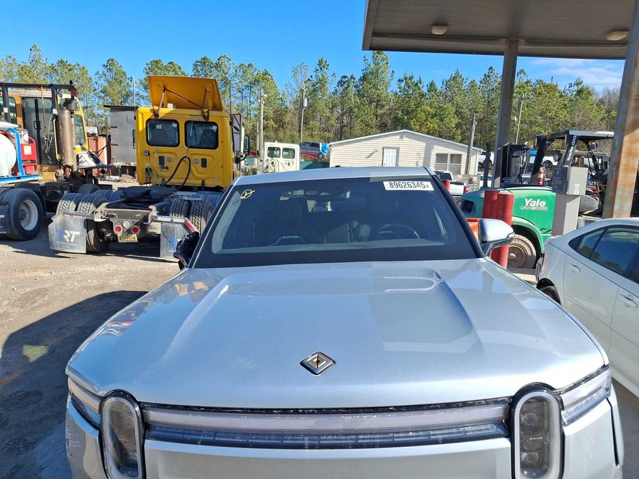 Капот на Rivian R1T 2025 gen2
