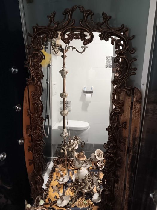Espelho dourado antigo, em perfeitas condições.