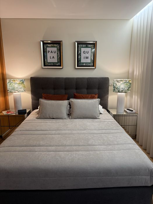Cama de casal em veludo cinza