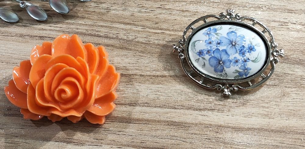 Брошки, квіточка...