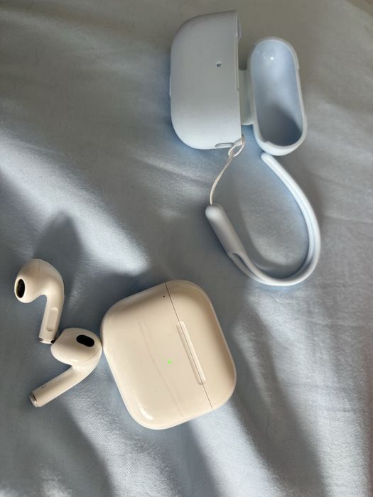 Apple Airpods as new with protective case64553319463170122