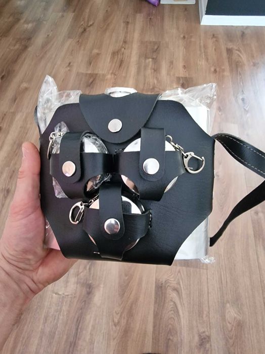 Duża piersiówka stalowa z kieliszkami w etui