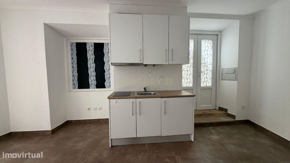 T0 Renovado | Centro Histórico De Abrantes | Pronto A Habitar
