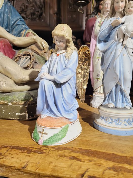 Biskwit klęczacy Anioł Aniołek z porcelany