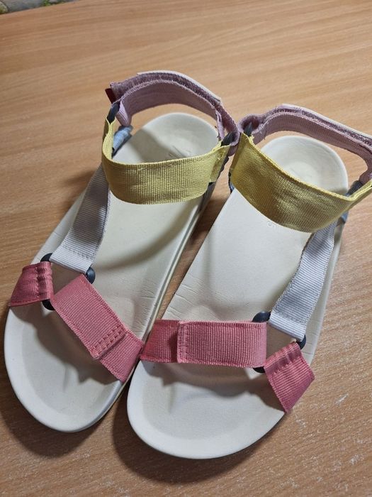 Zara  босоніжки 35 розміру