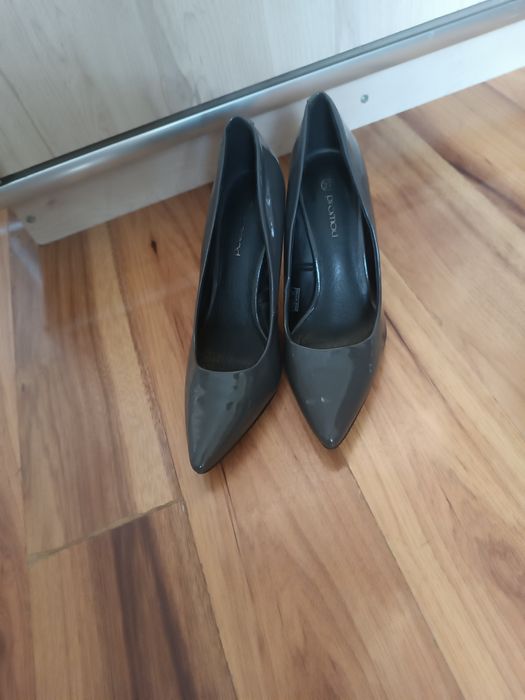 Szare szpilki lakierowane 37