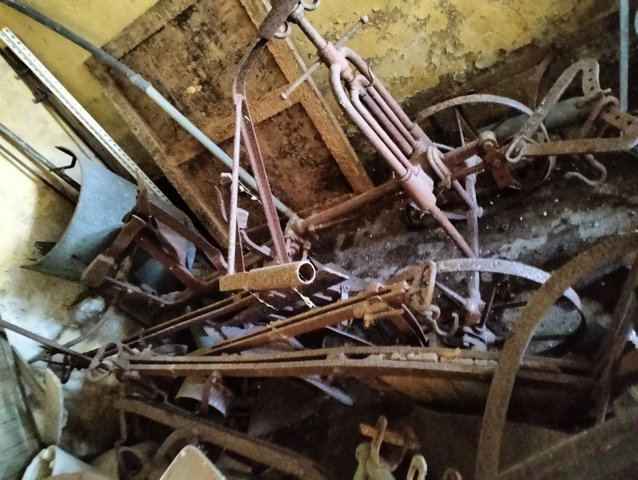 Várias charruas em ferro