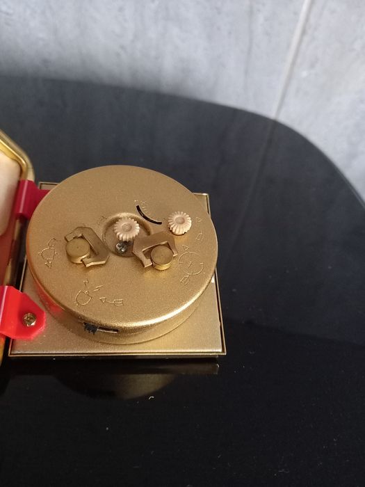 Stary zegarek analogowy podróżny