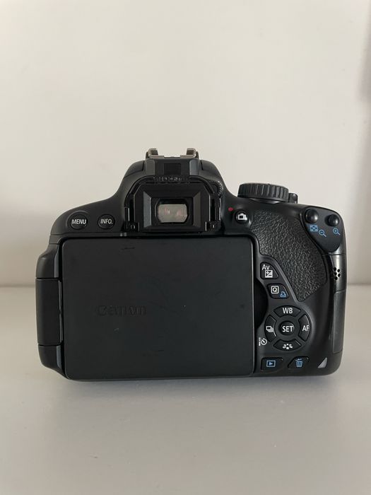 Canon 650D + Lente 18-55mm IS II + Cartão 128GB + 2 Baterias