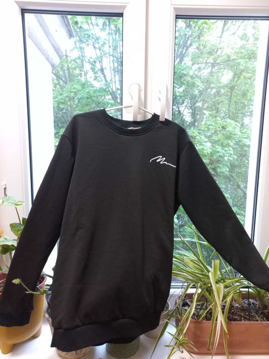 Czarna bluza z kapturem i podszewką z futra