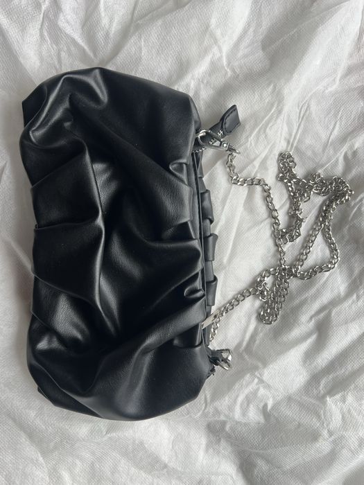 Mala torebka czarna na lancuszku