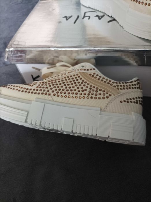 Trampki damskie beżowe z cyrkoniami.