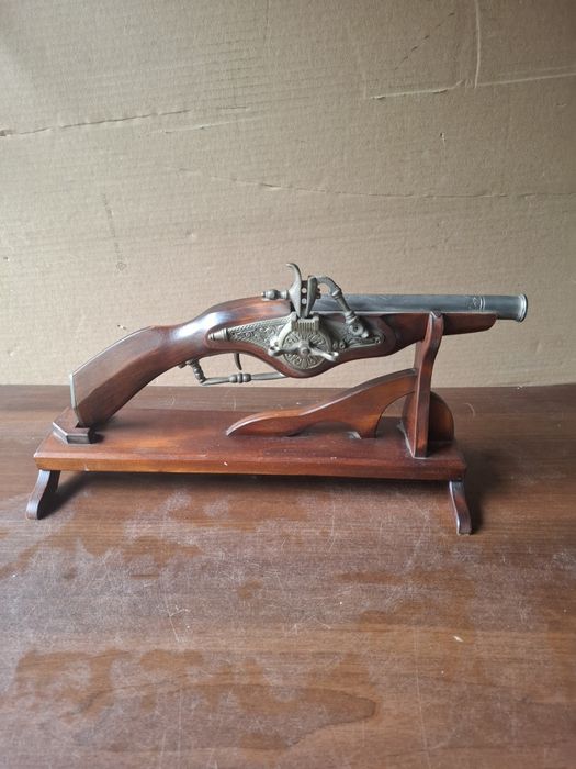 Stary pistolet atrapa