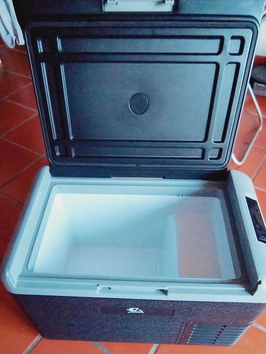 Móvel cama campervan e frigorífico