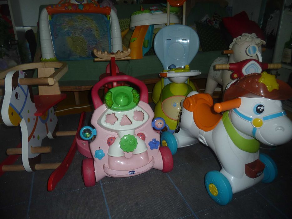 Andador chicco, cavalo de baloiço em madeira e outros