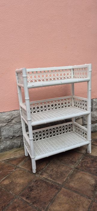 Pequena estante em verga