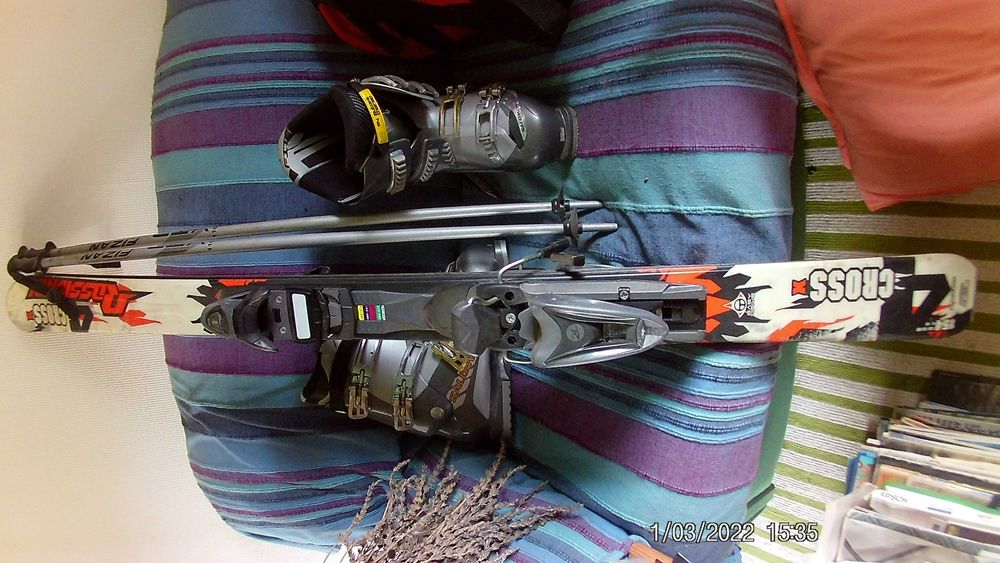 vendo esquis , bastões e botas