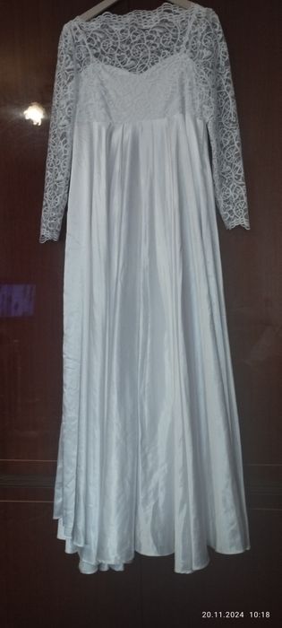 Біла сукня з атласу