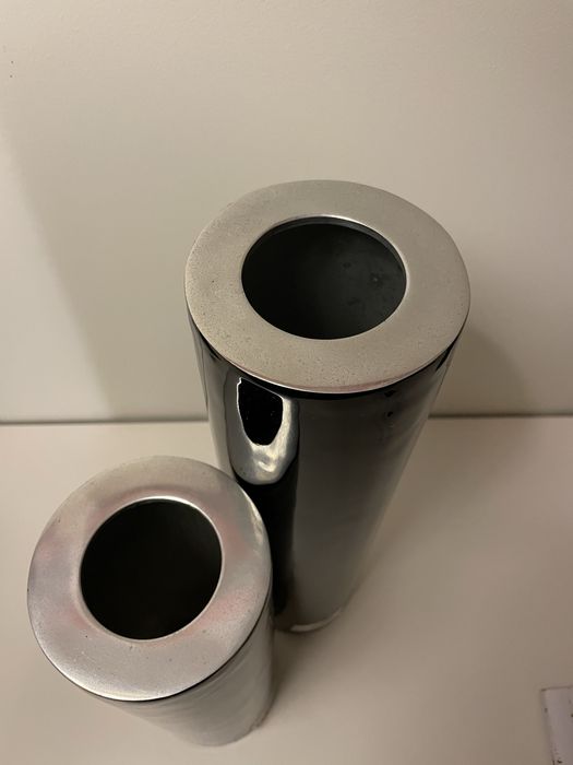 Par de jarras pretas