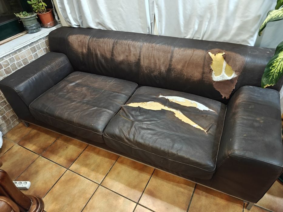 Sofá de couro com sinais de uso