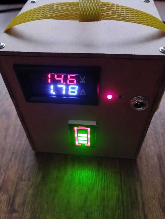 Дуже потужний Power Bank. Заряджає 2 ноутбуки одночасно.