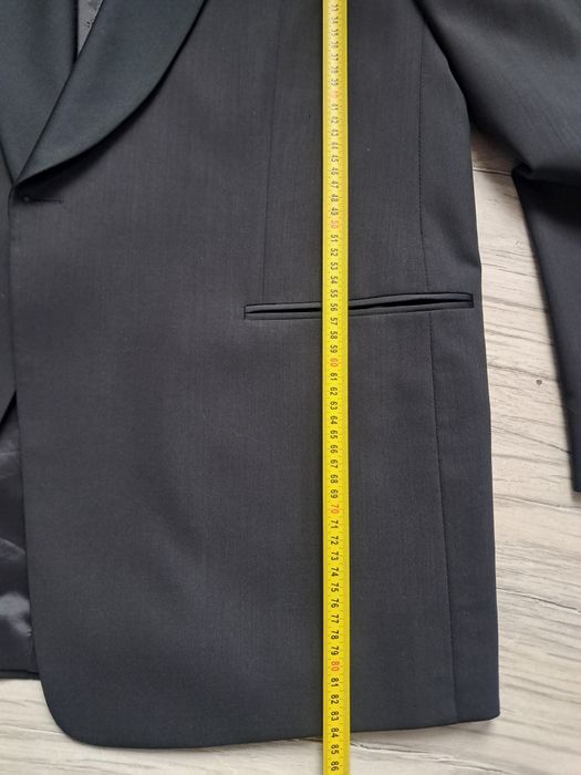 Elegancki czarny garnitur męski