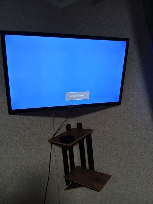 Телевізор Saturn 32 + кутова поличка + кріплення