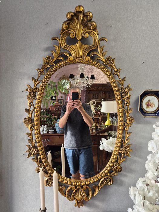 Exclusivo Espelho Oval em Talha com Acabamento a Folha de Ouro.