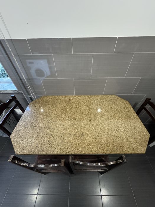 Mesa de mármore + 4 cadeiras