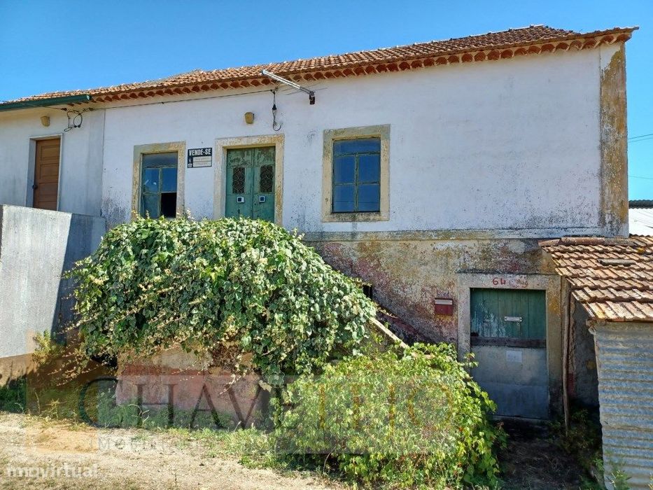 Casa antiga geminada para reabilitar a 10m de Ferreira do Zêzere.