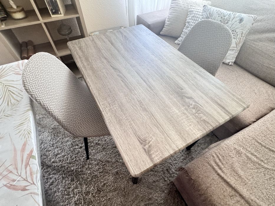 Conjunto de Mesa de Jantar + 2 Cadeiras cinzentas + Capas Extras na cor bege – Excelente Estado