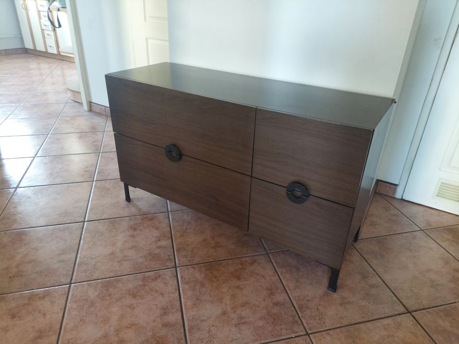Brązowa komoda na nóżkach