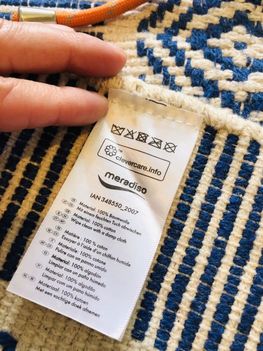 Tapete azul e branco