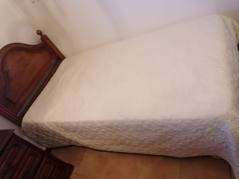 Cama solteiro e móvel de gavetas